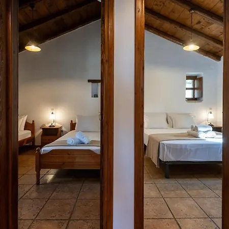 Nyaraló Tzokeika Traditional Settlement Rínglia