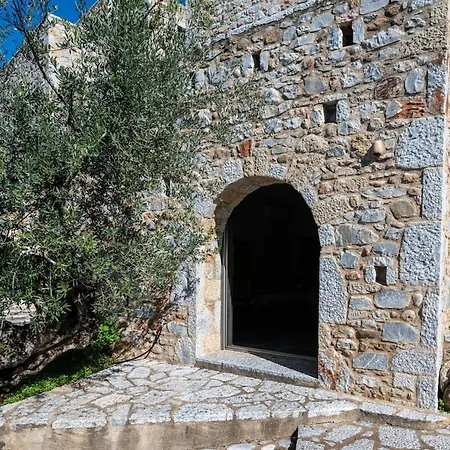 Nyaraló Tzokeika Traditional Settlement Rínglia